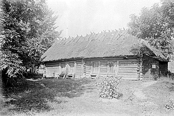 File:Vana ait Ruhnu kirikla juures 1932 Ruhnu kihelkond Ruhnu saar [Eesti Rahva Muuseum 1394-450-www.muis.ee].jpg